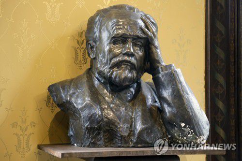 에밀 졸라 흉상[EPA=연합뉴스]