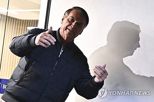 23일(현지시간) 소속 정당(자유당) 당사 찾은 자이르 보우소나루 전 대통령[브라질리아 EPA=연합뉴스. 재판매 및 DB 금지]