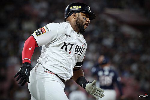 kt 로하스(서울=연합뉴스) 2일 경기도 수원 케이티위즈파크에서 열린 2025 신한 SOL뱅크 KBO리그 LG 트윈스와 kt wiz의 경기. 1회말 2사 2루 kt 로하스가 2점 홈런을 친 뒤 베이스를 돌고 있다. 2025.4.2 [kt wiz 제공. 재판매 및 DB 금지] photo@yna.co.kr