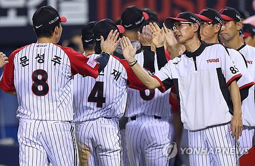 문성주와 하이파이브하는 염경엽 감독(서울=연합뉴스) 김도훈 기자 = 20일 서울 잠실야구장에서 열린 프로야구 2025 신한 SOL 뱅크 KBO리그 롯데 자이언츠와 LG 트윈스 경기에서 3-2로 역전승을 거둔 LG 염경엽 감독이 문성주와 하이파이브를 하고 있다. 2025.7.20 superdoo82@yna.co.kr