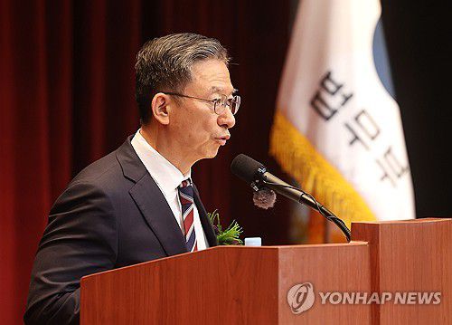 취임사 하는 정성호 법무부 장관(과천=연합뉴스) 김주형 기자 = 정성호 법무부 장관이 21일 정부과천청사에서 열린 취임식에서 취임사 하고 있다. 2025.7.21 kjhpress@yna.co.kr