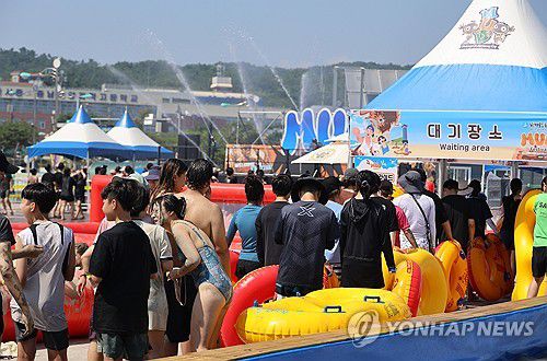 폭염도 잊은 보령머드축제(보령=연합뉴스) 이주형 기자 = 보령머드축제 첫날인 25일 오후 대천해수욕장 머드축제장의 기온이 34도를 넘기며 무더운 가운데서도 관광객들로 붐비고 있다. 2025.7.25 coolee@yna.co.kr