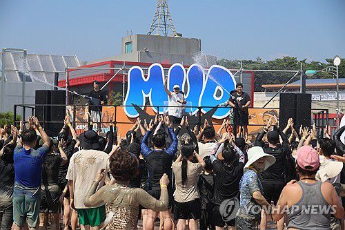 폭염도 잊은 보령머드축제(보령=연합뉴스) 이주형 기자 = 보령머드축제 첫날인 25일 오후 대천해수욕장 머드축제장의 기온이 34도를 넘기며 무더운 가운데서도 관광객들로 붐비고 있다. 2025.7.25 coolee@yna.co.kr