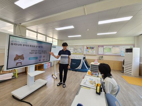 마지막 수업(안동=연합뉴스) 김선형 기자 = 25일 경북 안동시 예안면 월곡초등학교 삼계분교장 6학년 교실에서 폐교를 앞둔 마지막 수업이 진행 중이다. 2025.7.25 sunhyung@yna.co.kr