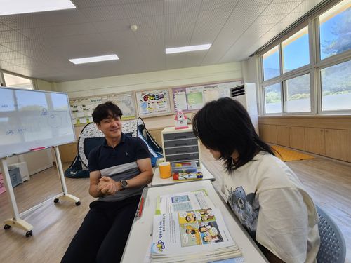 마지막 수업을 끝내고(안동=연합뉴스) 김선형 기자 = 25일 경북 안동시 예안면 월곡초등학교 삼계분교장에서 김이지(12)양과 전재준(42) 선생님이 수업 후 인터뷰를 하고 있다. 2025.7.25