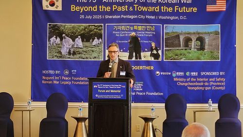 연설하는 트루먼 전 미국 대통령 손자(워싱턴=연합뉴스) 조준형 특파원 = 6·25전쟁 참전을 결정한 해리 트루먼 전 미국 대통령의 손자인 클리프튼 트루먼 대니얼이 25일(현지시간) 노근리국제평화재단이 워싱턴DC 인근 호텔에서 개최한 글로벌평화포럼에서 기조연설을 하고 있다. jhcho@yna.co.kr 2025.7.26