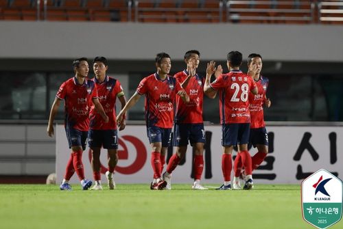기뻐하는 김천 선수단[한국프로축구연맹 제공. 재판매 및 DB 금지]