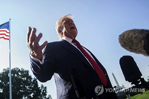 취재진과 질의응답하는 트럼프 대통령[EPA=연합뉴스]