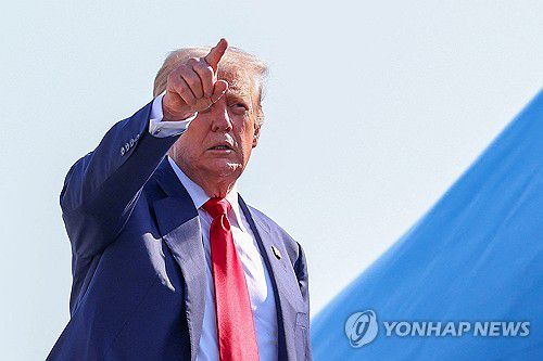 25일(현지시간) 스코틀랜드행 에어포스원 오르는 트럼프[앤드루스 미 공군기지 로이터=연합뉴스. 재판매 및 DB 금지]