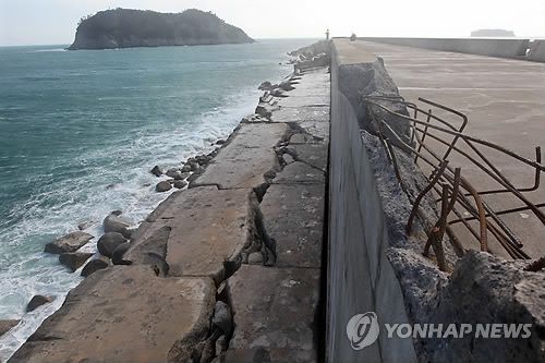 2002년 태풍 볼라벤으로 TTP 2천300여개 유실된 서귀포항[연합뉴스 자료사진]