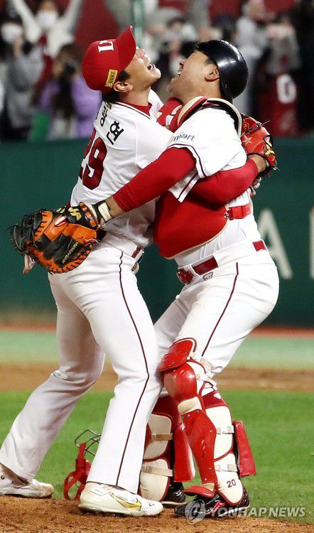 얼싸안은 김광현·이재원(인천=연합뉴스) 윤태현 기자 = 8일 인천 SSG 랜더스필드에서 열린 2022 프로야구 KBO리그 한국시리즈 6차전 경기. SSG가 한국시리즈 우승을 확정 짓자 김광현과 이재원이 얼싸안으며 기뻐하고 있다. 2022.11.8 tomatoyoon@yna.co.kr