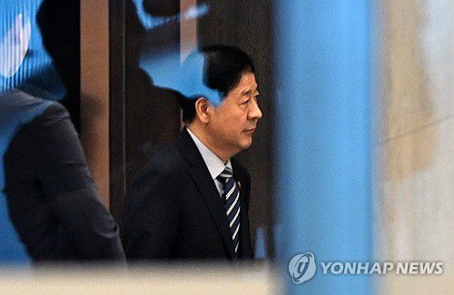 굳은 표정으로 나서는 구윤철 기재부 장관(영종도=연합뉴스) 이진욱 기자 = 한미간 '2+2 통상협상'을 위해 미국으로 출국하려던 구윤철 부총리 겸 기재부 장관이 24일 인천국제공항 귀빈실에서 굳은 표정으로 나오고 있다.     기획재정부는 24일 오전 언론 공지를 통해 "미국과 예정됐던 25일 '2+2협상'은 미국 스콧 베선트 재무장관의 긴급한 일정으로 인해 개최하지 못하게 됐다"고 밝혔다. 2025.7.24 cityboy@yna.co.kr