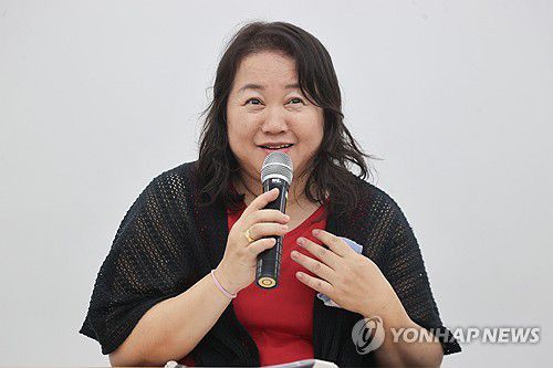 인사말 하는 시오타 지하루 작가(서울=연합뉴스) 류효림 기자 = 시오타 지하루 작가가 25일 서울 종로구 평창동 가나아트센터에서 열린 시오타 지하루 개인전 '리턴 투 어스'(RETURN TO EARTH) 기자간담회에서 인사말을 하고 있다. 2025.7.25 ryousanta@yna.co.kr
