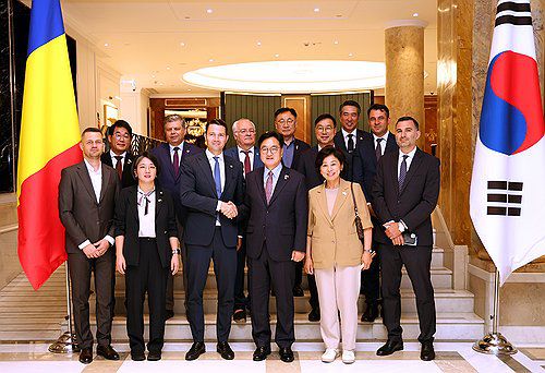 루마니아·한국 의원친선협회 간담회(부쿠레슈티<루마니아>=연합뉴스) 안정훈 기자 = 해외 순방 중인 우원식 국회의장이 25일(현지시간) 루마니아 고위급 정계 인사를 연이어 만나며 양국 간 교류 증진과 한반도 평화 확립을 위한 협조를 요청했다.     우 의장은 로베르트 이오나탄 시기아르터우 루마니아·한국 의원친선협회 협회장 등과 만나 양국의 의회 외교 협력을 당부했다. 2025.7.26 [국회 제공. 재판매 및 DB 금지] photo@yna.co.kr