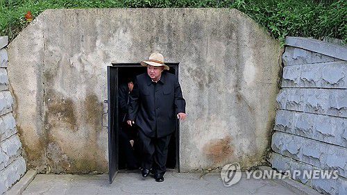 김정은, 신천계급교양관 방문(서울=연합뉴스) 김정은 국무위원장이 지난 24일 당·정부, 무력기관의 지도간부들과 함께 '반제계급교양의 거점'인 신천계급교양관을 돌아봤다고 조선중앙TV가 26일 보도했다. 김 위원장은 신천계급교양관의 전시실들과 사백어머니묘, 백둘어린이묘, 군당방공호, 화약창고 등 여러 곳을 둘러봤다. [조선중앙TV 화면] 2025.7.26      [국내에서만 사용가능. 재배포 금지. For Use Only in the Republic of Korea. No Redistribution] nkphoto@yna.co.kr