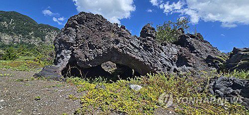구멍 뚫린 황우치 해변 아아용암(제주=연합뉴스) 김호천 기자 = 26일 오전 2025 제주도 세계지질공원 산방산 용머리해안 지질트레일 코스인 황우치 해변에 있는 아아용암. 침식 작용에 의해 구멍 뚫려 있다. 2025.7.26 khc@yna.co.kr