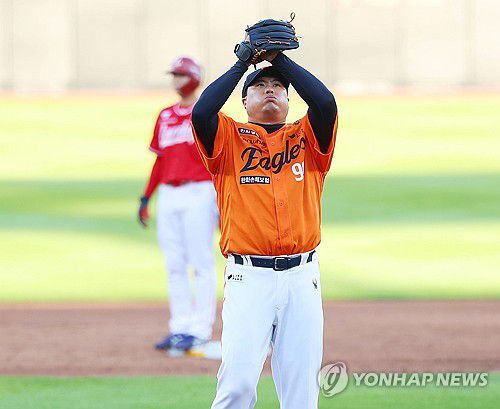 류현진, '안 풀리네'(대전=연합뉴스) 김도훈 기자 = 26일 대전 한화생명 볼파크에서 열린 프로야구 2025 신한 SOL 뱅크 KBO리그 SSG 랜더스와 한화 이글스 경기. 1회초 한화 선발 투수 류현진이 실점을 허용한 뒤 아쉬워하고 있다.      2006년 한화에서 데뷔한 류현진과 2007년 SK 와이번스(현 SSG 랜더스)에서 데뷔한 김광현은 이날 경기에서 KBO 정규시즌과 포스트시즌을 통틀어 처음으로 선발  맞대결을 펼쳤다. 2025.7.26 superdoo82@yna.co.kr