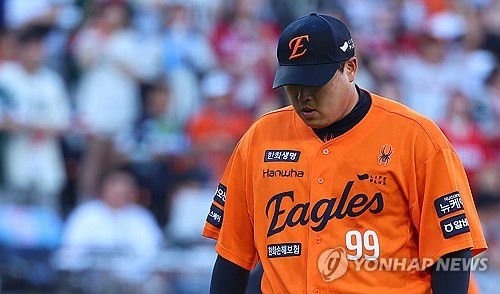 고개 숙인 류현진(대전=연합뉴스) 김도훈 기자 = 26일 대전 한화생명 볼파크에서 프로야구 2025 신한 SOL 뱅크 KBO리그 SSG 랜더스와 한화 이글스 경기. 1회말 5실점으로 이닝을 마친 류현진이 허탈해 하며 더그아웃으로 향하고 있다. 2025.7.26 superdoo82@yna.co.kr