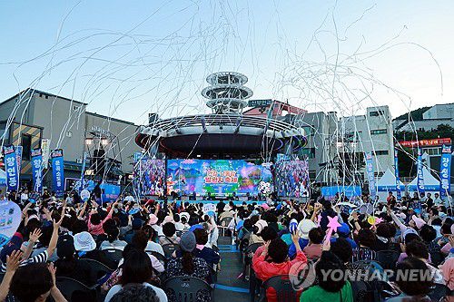 '태백 한강·낙동강 발원지축제' 성황리 개막(태백=연합뉴스) 강원 태백에서 '한강·낙동강 발원지축제'가 개막해 다채로운 행사가 이틀째 열리고 있다. 사진은 지난 26일 개막행사 모습. 이번 축제는 다음달 3일까지 낙동강 발원지인 도심 문화광장과 황지연못 일대에서 물과 수계자원을 테마로 다채로운 프로그램으로 펼쳐진다.  2025.7.27  [태백시 제공.재판매 및 DB 금지] hak@yna.co.kr
