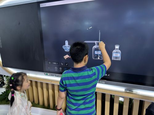 중국 '2025 세계인공지능대회'에 전시된 가상 과학 실험용 AI 칠판(상하이=연합뉴스) 정성조 특파원 = 27일 오전 중국 상하이에서 열린 '2025 세계인공지능대회(WAIC)' 전시장에 전시된 가상 과학 실험용 AI 칠판. 2025.7.27 xing@yna.co.kr