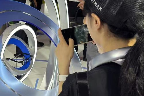 알리바바 AI 안경 '쿼크' 살펴보는 관람객[촬영 정성조](상하이=연합뉴스) 정성조 특파원 = 27일 오전 중국 상하이에서 열린 '2025 세계인공지능대회(WAIC)' 전시장에서 알리바바 AI 안경 '쿼크' 살펴보는 관람객. 2025.7.27 xing@yna.co.kr