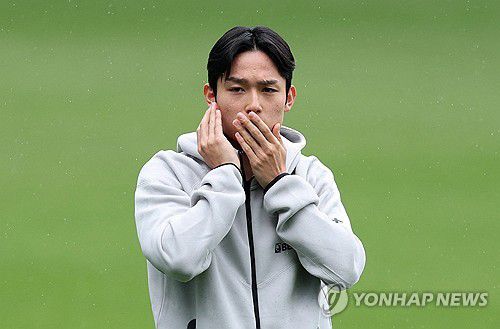 레딩전을 준비하던 토트넘 양민혁.[로이터=연합뉴스]