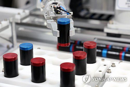 이것이 원형셀 분류장치(서울=연합뉴스) 윤동진 기자 = 5일 서울 강남구 코엑스에서 열린 인터배터리 2025에 원형셀 분류장치가 작동되고 있다. 2025.3.5 mon@yna.co.kr