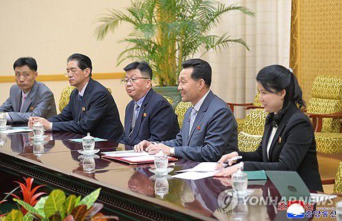 북한 박인철 의장, 러시아 의원단 단장과 담화(평양 조선중앙통신=연합뉴스) 북한 박인철 최고인민회의 의장이 지난 2일 만수대의사당에서 러시아연방공산당 대표단으로 북한을 방문 중인 카즈베크 타이사예프 러시아 국가회의 러조친선의원단 단장을 만나 '친선적인 분위기' 속에서 담화를 나눴다고 조선중앙통신이 3일 보도했다. 2025.4.3      [국내에서만 사용가능. 재배포 금지. For Use Only in the Republic of Korea. No Redistribution] nkphoto@yna.co.kr