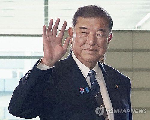 미일 무역 협상 타결, 관저 들어가는 이시바 시게루 일본 총리(도쿄 교도=연합뉴스) 미국과 일본의 무역협상이 타결된 23일 이시바 시게루 일본 총리가 도쿄 총리 관저로 들어가며 손을 들어보이고 있다.     미국에 수출되는 일본산 제품의 상호 관세율은 기존에 예고했던 25%에서 10%포인트 낮아진 15%로 정해졌다. 2025.7.23 photo@yna.co.kr