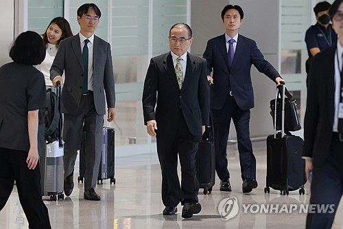 돌아온 위성락 국가안보실장(영종도=연합뉴스) 최재구 기자 = 대미 관세 협상을 지원하기 위해 지난 20일 미국을 방문했던 위성락 국가안보실장이 24일 인천국제공항 제2여객터미널을 통해 귀국하고 있다. 2025.7.24 [공동취재] jjaeck9@yna.co.kr