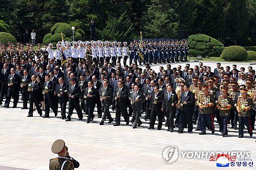 북한 당·정부 간부들, '전승절' 72주년 맞아 대성산혁명렬사릉 참배(평양 조선중앙통신=연합뉴스) 북한 노동당 중앙위원회 정치국 상무위원회 위원들인 박태성 내각 총리, 최룡해 최고인민회의 상임위원장, 조용원 당 비서를 비롯한 당과 정부, 무력기관의 지도간부들과 당중앙위원회 일꾼들, 도당책임비서들, 조선인민군 각급 대연합부대 지휘관들이 지난 26일 조국해방전쟁승리 72주년(7월 27일)을 맞아 대성산혁명열사릉을 찾았다고 조선중앙통신이 27일 보도했다. 2025.7.27      [국내에서만 사용가능. 재배포 금지. For Use Only in the Republic of Korea. No Redistribution] nkphoto@yna.co.kr