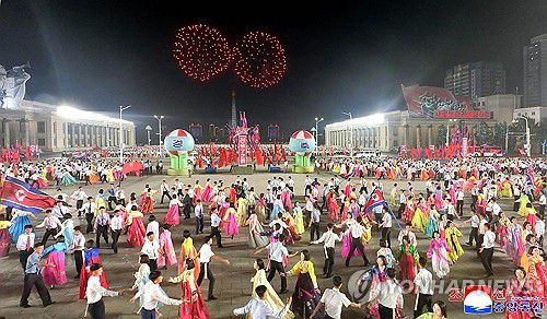 북한 '전승절' 72주년 경축 평양시 청년학생들 야회 및 축포발사(평양 조선중앙통신=연합뉴스) 북한 조국해방전쟁승리 72주년(7월 27일)을  경축하는 평양시 청년학생들의 야회 및 축포발사가 지난 26일 저녁 김일성광장에서 진행됐다고 조선중앙통신이 27일 보도했다. 2025.7.27      [국내에서만 사용가능. 재배포 금지. For Use Only in the Republic of Korea. No Redistribution] nkphoto@yna.co.kr