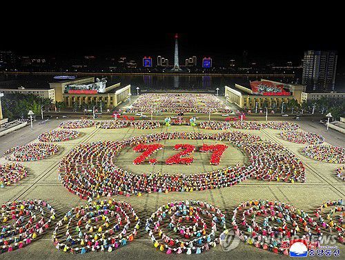 북한 '전승절' 72주년 경축 평양시 청년학생들 야회 및 축포발사(평양 조선중앙통신=연합뉴스) 북한 조국해방전쟁승리 72주년(7월 27일)을  경축하는 평양시 청년학생들의 야회 및 축포발사가 지난 26일 저녁 김일성광장에서 진행됐다고 조선중앙통신이 27일 보도했다. 2025.7.27      [국내에서만 사용가능. 재배포 금지. For Use Only in the Republic of Korea. No Redistribution] nkphoto@yna.co.kr