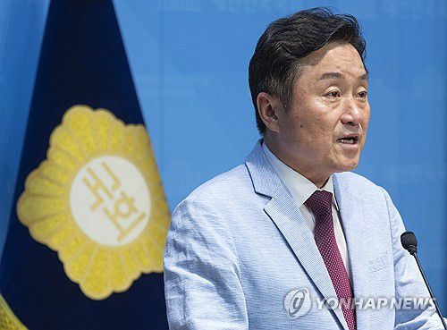 현대건설 가덕도 신공항 수주 의혹 관련 기자회견 하는 최인호 전 의원(서울=연합뉴스) 황광모 기자 = 더불어민주당 부산시당 부산시장 시정평가 대안 특별위원회 위원장인 최인호 전 의원이 27일 국회에서 현대건설 한남동 대통령 공관 뇌물 공사 및 가덕도 신공항 수주 의혹을 주장하는 기자회견을 하고 있다. 2025.7.27 hkmpooh@yna.co.kr