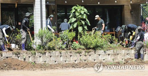 39도 폭염속 복구·수색 구슬땀…가평 수해 8일째(가평=연합뉴스) 심민규 기자 = 27일 경기 가평군 조종면 대보2리에서 군인들이 마을 복구를 하고 있다. 2025.7.27 wildboar@yna.co.kr