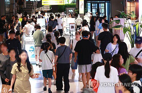 폭염 속 쇼핑몰 나들이(서울=연합뉴스) 진연수 기자 = 폭염이 이어지고 있는 27일 서울 용산구 복합쇼핑몰이 시민들로 붐비고 있다. 2025.7.27 jin90@yna.co.kr