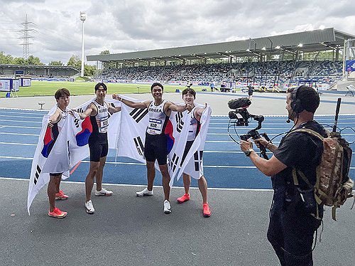 한국 육상 남자 계주 400ｍ 대표팀, 하계U대회 우승(서울=연합뉴스) 27일(한국시간) 독일 보훔 로르하이데 스타디움에서 열린 U대회 육상 남자 400ｍ 계주 결선에서 우승한 한국 선수들이 기념 촬영을 하고 있다. 왼쪽부터 김정윤, 이재성, 나마디 조엘진, 서민준. 2025.7.27 [대한육상연맹 제공. 재판매 및 DB 금지] photo@yna.co.kr