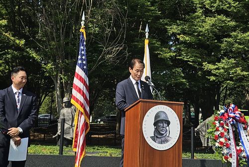 권오을 국가보훈부 장관(워싱턴=연합뉴스) 홍정규 특파원 = 권오을 국가보훈부 장관이 27일(현지시간) 워싱턴 DC에서 열린 한국전쟁 정전 72주년 기념 행사에서 이재명 대통령의 기념사를 대독하고 있다. 2025.7.25. zheng@yna.co.kr