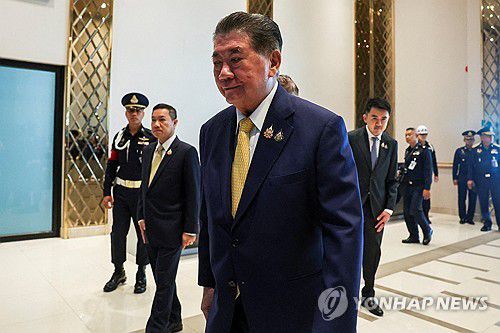 말레이시아로 향하는 품탐 태국 총리 권한대행[로이터 연합뉴스. 재판매 및 DB 금지]