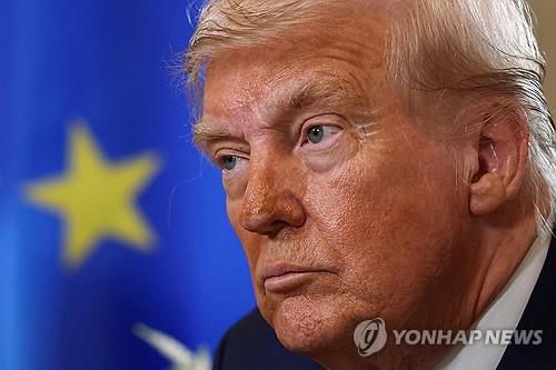 도널드 트럼프 미국 대통령(턴베리<영국 스코틀랜드> 로이터=연합뉴스) 2025년 7월 27일 우르줄라 폰데어라이엔 유럽연합(EU) 집행위원장과 무역합의 발표를 한 후 도널드 트럼프 미국 대통령의 모습. (REUTERS/Evelyn Hockstein) 2025.7.28.