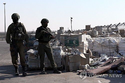 가자지구 향하는 구호품 지키는 이스라엘 군[AFP=연합뉴스. 재판매 및 DB 금지]