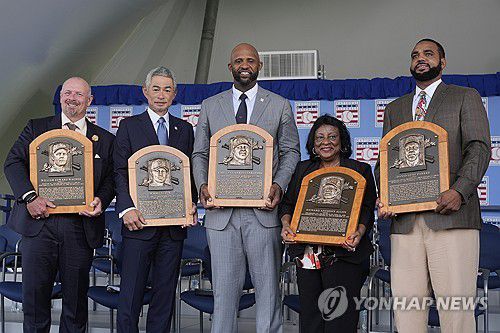 명예의 전당 현판을 손에 든 헌액자들[AP=연합뉴스]