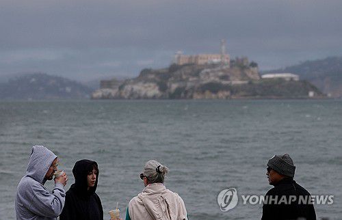 지난 21일 '추운 날씨'에 외투 입은 샌프란시스코 관광객들[AFP=연합뉴스. 재판매 및 DB 금지]