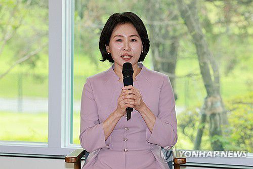 문화예술계 수상자 간담회, 발언하는 김혜경 여사(서울=연합뉴스) 홍해인 기자 = 김혜경 여사가 30일 서울 용산 대통령실 파인그라스에서 열린 문화예술계 수상자 간담회에서 발언하고 있다. 2025.6.30 [대통령실통신사진기자단] hihong@yna.co.kr