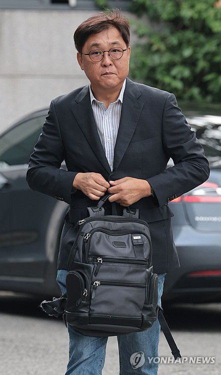 최휘영 문체부 장관 후보자 첫 출근(서울=연합뉴스) 김인철 기자 = 최휘영 문화체육관광부 장관 후보자가 14일 서울 종로구에 마련된 인사청문회 준비 사무실로 첫 출근하고 있다. 2025.7.14 yatoya@yna.co.kr