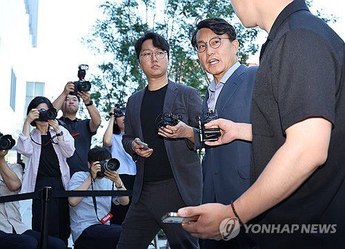 취재진 질문에 답하는 윤상현 의원(서울=연합뉴스) 김성민 기자 = 국민의힘 윤상현 의원이 27일 서울 종로구 광화문 kt웨스트 김건희 특검 사무실로 향하며 취재진 질문에 답하고 있다. 2025.7.27 ksm7976@yna.co.kr