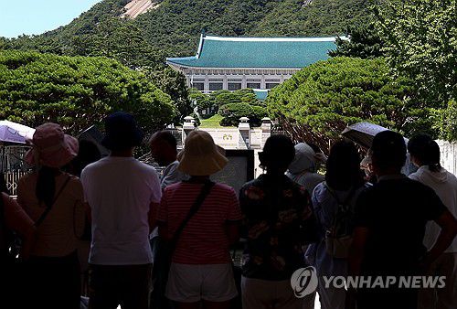 8월부터 일반 관람 일시 중단되는 청와대(서울=연합뉴스) 김성민 기자 = 8월 1일부터 청와대 일반 관람이 일시 중단된다. 관람 중단 전 마지막 주말인 27일 서울 종로구 청와대 앞에서 시민들이 기념 촬영을 하고 있다. 2025.7.27 ksm7976@yna.co.kr