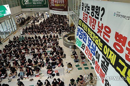 대전 건양대병원 총파업 출정식(대전=연합뉴스) 강수환 기자 = 28일 전국보건의료산업노동조합 대전충남지역본부 건양대학교의료원지부가 대전 서구 관저동 건양대학교병원에서 총파업 출정식을 하고 있다. 2025.7.28 swan@yna.co.kr