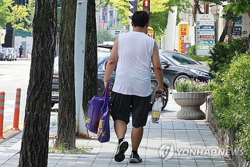폭염경보 속 일하는 도보 배달 노동자(대전=연합뉴스) 강수환 기자 = 폭염경보가 내려진 28일 대전 서구 둔산동에서 한 도보 배달 노동자가 일하고 있다. 2025.7.28 swan@yna.co.kr