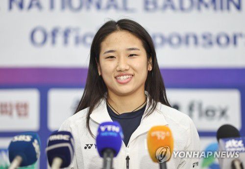 미소 짓는 안세영(영종도=연합뉴스) 윤동진 기자 = 배드민턴 안세영이 28일 인천국제공항 1터미널을 통해 귀국 후 취재진 질문에 답하고 있다. 안세영은 지난 26일 중국 창저우 올림픽 스포츠센터에서 열린 한웨(중국·3위)와의 세계배드민턴연맹 슈퍼 1000 중국오픈 여자 단식 4강 2게임 도중 기권했다. 2025.7.28 mon@yna.co.kr